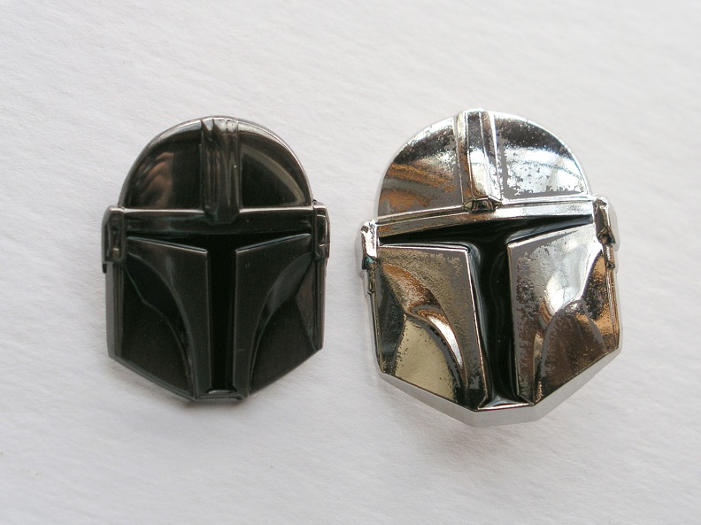 Comparing Disney LR and Numskull Mandalorian Helmet pins - Photos 